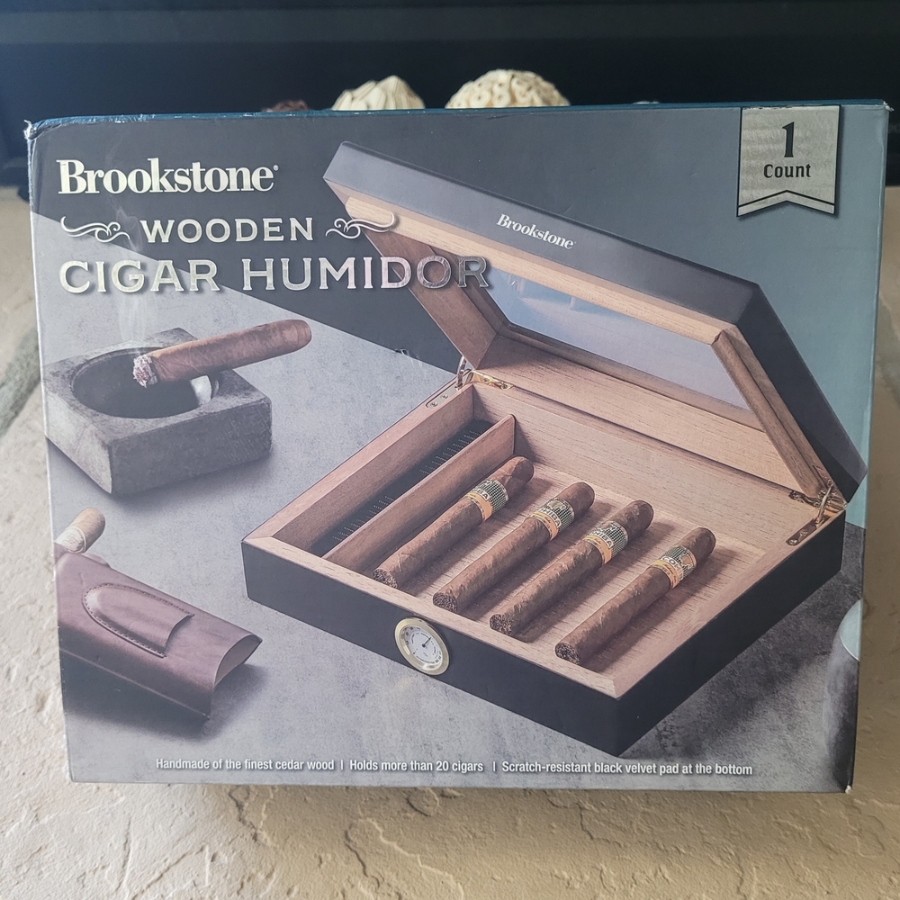 NEW Brookstone Wooden Cigar Humidor - Handmade - Hygrometer - Glass